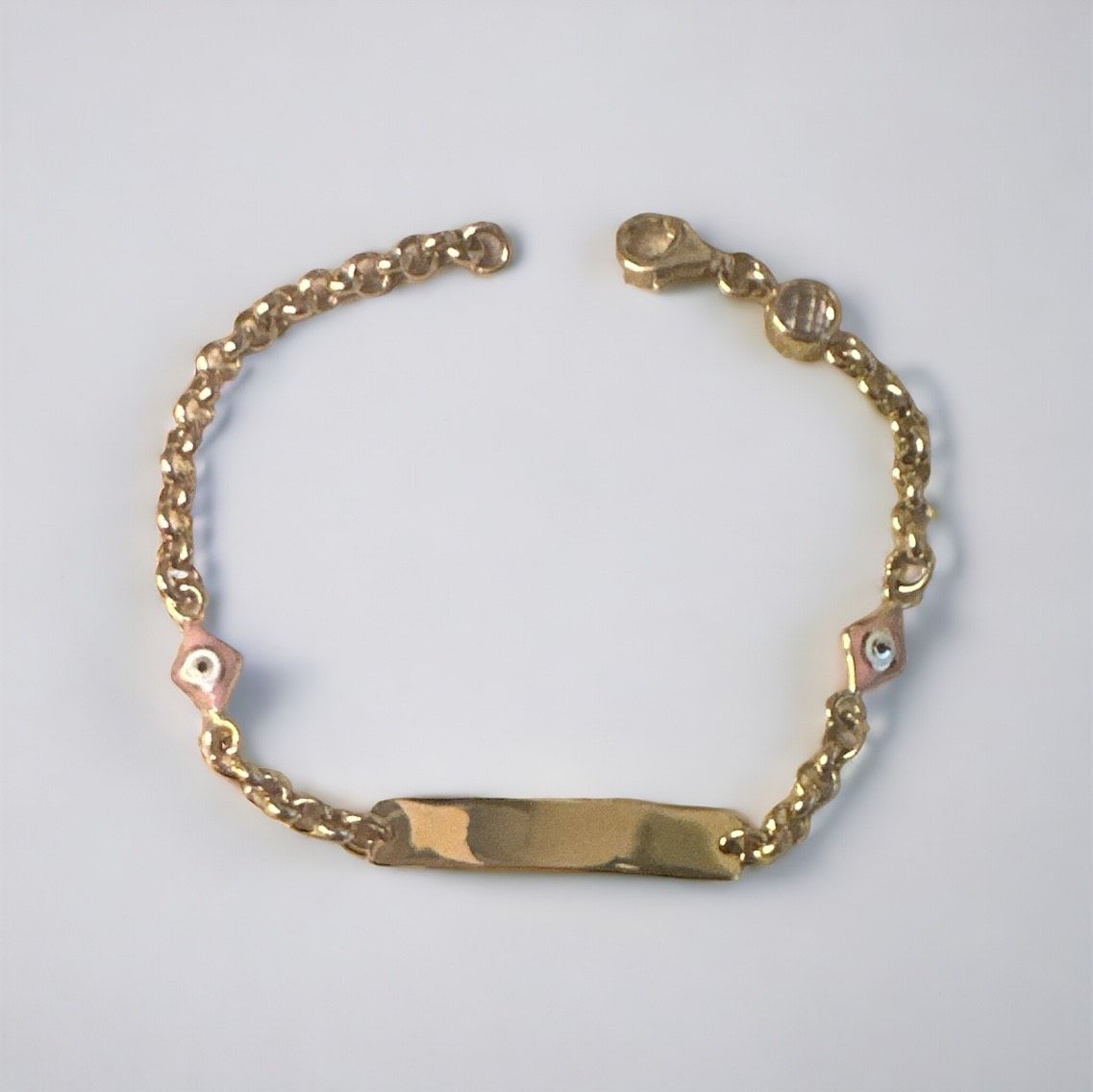 Pembe Gözlü Çocuk Künyesi