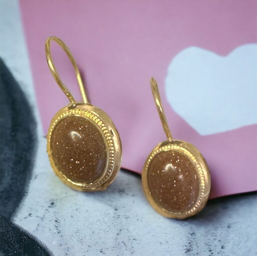 Kahverengi Simli Taşlı Küpe