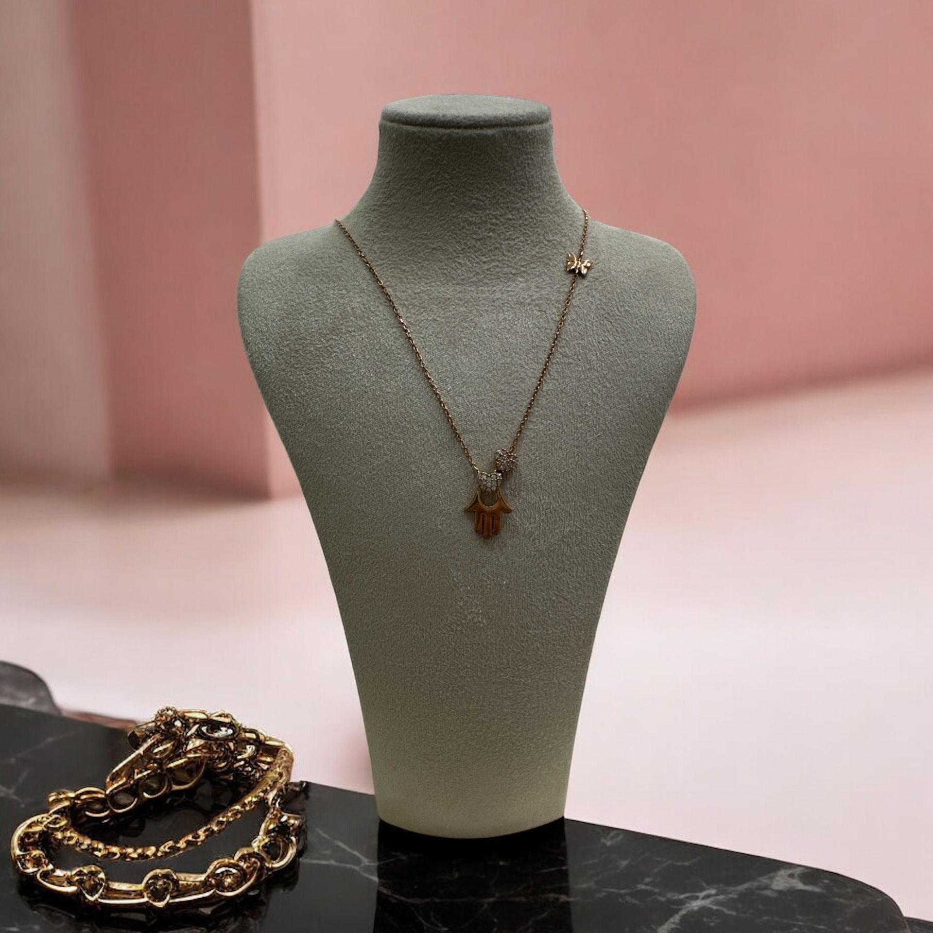 Kalp ve Kelebekli Fatıma'nın Eli Kolye